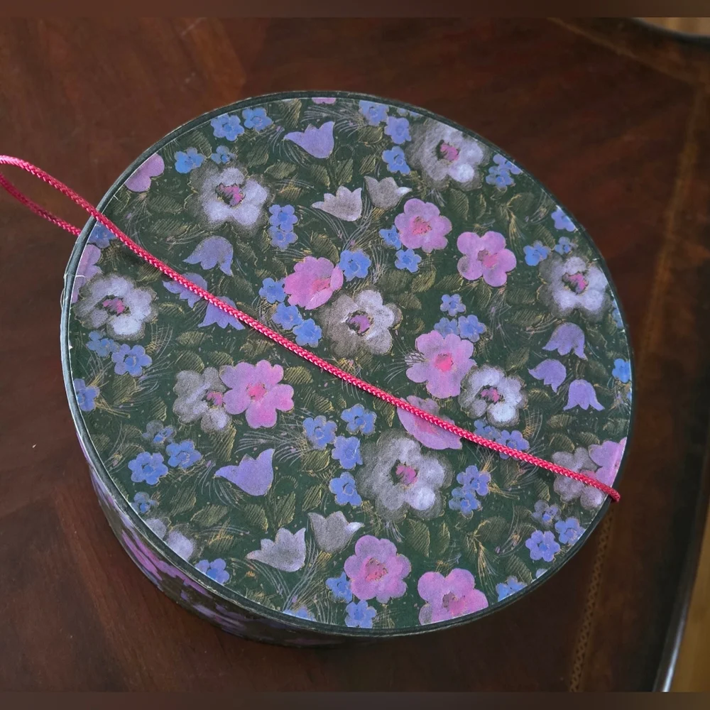 Vintage Round Hat Box - Picture 8 of 15